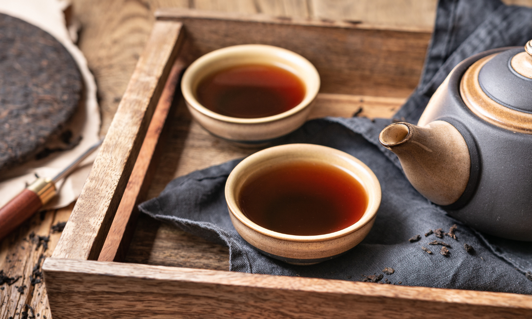 Chalkboard with "Decaf" written on it and a scoop of coffee beans